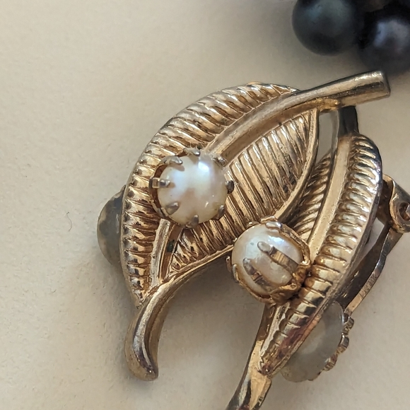 Lot of 7 Pairs of Vintage Clip On Earrings - Picture 5 of 7